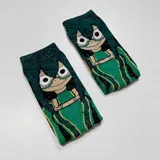 Medias de caña media con estampado del personaje Tsuyu Asui de My Hero Academia en tonos verdes.