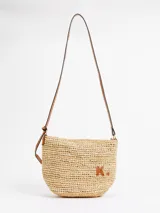 Bandolera de rafia natural tejida a crochet, con detalles en cuero marrón y correa larga ajustable. Cuenta con el logotipo de la marca aplicado en cuero en la parte frontal.