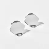 Par de aros plateados con forma irregular.