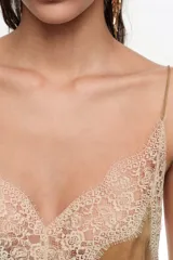 Top tostado de corte recto confeccionado en mezcla de lyocell y viscosa, con escote en V pronunciado, tirantes finos y detalles de encaje en el escote y los laterales.