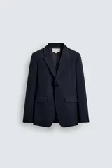 Blazer de corte regular confeccionado en lana de origen italiano. Presenta cuello con solapas de muesca, cierre frontal de un botón, bolsillos laterales con solapa y bolsillo de vivo en el pecho. Incluye abertura central en la espalda y forro interior.