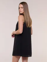 Vestido corto de calce relajado de la marca As U Wish, color negro, con escote en V, sin mangas y detalles de encaje en los hombros. Incluye collar desmontable.
