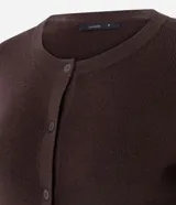 Cardigan de punto color marrón chocolate, con cuello redondo, cierre frontal con botones y mangas largas. Presenta un diseño clásico con acabado canelado en el escote y los puños.