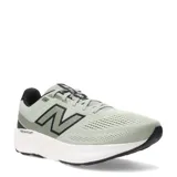 Championes de running New Balance modelo 520, color verde claro con detalles en negro. Presentan tecnología Fresh Foam en la entresuela para mayor amortiguación, capellada de malla transpirable y el logo característico de la marca en los laterales.