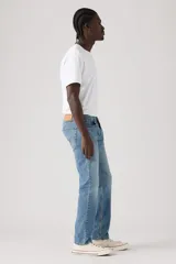 Pantalón de jean Levi's modelo 502, de corte regular taper, con diseño de cinco bolsillos, cierre de cremallera y botón metálico.