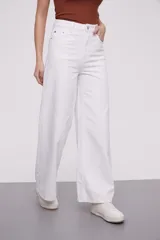 Pantalón de jean blanco, de corte ancho y tiro alto.