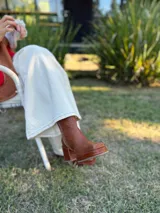 Bota de caña media color óxido, confeccionada en cuero, con plataforma y taco cuadrado texturizado, punta cuadrada y cierre lateral.