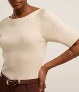 Blusa de punto acanalado en color verde oscuro, con escote bote y mangas cortas. Presenta un diseño ajustado al cuerpo y tejido de textura uniforme.