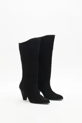 Bota de caña media en gamuza negra, con taco cuadrado y punta almendrada.