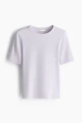 Remera de manga corta en punto acanalado, con corte entallado y cuello redondo ribeteado.