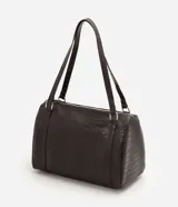 Cartera bowling grande Satinato de formato cilíndrico, confeccionada en PU con textura croco y herrajes metálicos plateados.