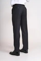 Traje de dos piezas compuesto por saco de corte clásico con cierre de un botón y pantalón de vestir a juego. Presenta solapas de muesca y bolsillos con solapa.