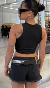Cinturón negro de cuero sintético con doble hilera de tachas metálicas plateadas de diseño piramidal.