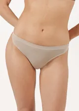 Bombacha tipo colaless de microfibra con diseño sin costuras y forro interior de algodón.