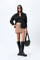 Top negro de algodón con mezcla de poliéster y elastano, con escote en V delantero y trasero.