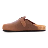 Zueco de cuero color marrón oscuro, con diseño de punta cerrada y tira ajustable con hebilla metálica en el empeine. Cuenta con plantilla de corcho y suela de goma negra.