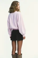 Sudadera de felpa de algodón con cuello redondo, manga larga y acabados en rib en puños y ruedo.