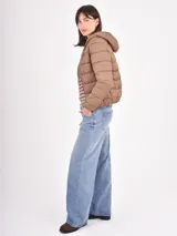 Campera puffer blanca con cuello alto, cierre frontal y diseño acolchado horizontal.