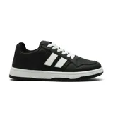 Championes deportivos de estilo urbano, color negro con detalles en blanco en los laterales y cordones. Presentan una suela plana de goma blanca y una puntera con perforaciones para mayor ventilación.
