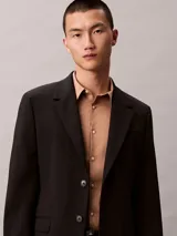 Camisa de manga larga Calvin Klein con corte slim, cuello de punta clásico, cierre frontal con botones a tono y monograma bordado sutilmente en el pecho.