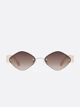 Lentes de sol Carolina Lemke con forma de rombo, montura dorada y lentes marrones degradé.