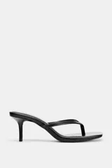 Sandalia de tacón en piel color negro, con diseño tipo thong con tira delantera para el dedo, tacón alto fino y puntera cuadrada.