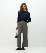 Suéter de punto gris con cuello redondo y diseño de cuello camisero celeste superpuesto. Presenta mangas largas y terminaciones acanaladas en puños y cintura.
