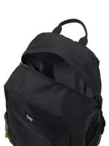 Mochila urbana Caterpillar modelo Tokyo, color negro, con compartimento principal y bolsillo acolchado para portátil. Presenta correas ajustables de malla, dos bolsillos laterales de malla, asa de agarre superior y detalle reflectante frontal.