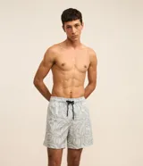 Bermuda de baño masculina en microfibra, color gris claro con estampado de hojas en tono más claro. Presenta cintura elástica con cordón ajustable negro y bolsillos laterales.