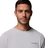 Remera de manga larga Columbia PFG, confeccionada en tejido técnico con tecnología Omni-Wick para absorción de humedad y Omni-Shade para protección solar UPF 50. Presenta cuello redondo, mangas raglán y logo de la marca estampado en el pecho.