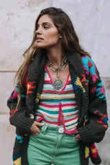 Collar de diseño protagonista, con cadena de eslabones plateados y un dije grande en forma de escudo con detalles en relieve.