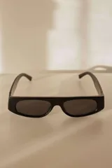 Lentes de sol rectangulares color borgoña con protección UV400.