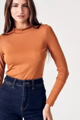 Polera fucsia de morley ecovero, corte ajustado y mangas largas.