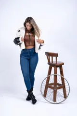 Top negro corto con escote redondo y abertura en el pecho.