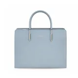Cartera de mano tipo tote, color celeste, con diseño estructurado y minimalista. Cuenta con doble asa superior fija y detalles metálicos plateados en la unión de las asas con el cuerpo de la cartera.