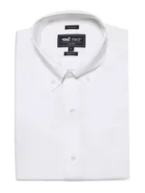 Camisa de vestir de manga larga en color blanco, confeccionada en popelina de algodón con tecnología Travel 360 que aporta elasticidad y tecnología WOR repelente a líquidos. Presenta cuello con botones, cierre frontal abotonado y un bolsillo en el pecho con el logo de la marca bordado al tono.