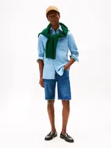 Bermuda de jean con diseño de cinco bolsillos, cierre de botón y cremallera, y corte recto. Presenta un acabado en tono azul medio con costuras reforzadas.