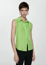 Camisa sin mangas de lyocell en color verde lima, con cuello camisero, cierre frontal con botones y un bolsillo de parche en el pecho.