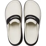 Zuecos Crocs Stomp Loafer, color blanco con suela de plataforma negra. Presentan un diseño tipo mocasín con una tira decorativa negra sobre el empeine y el logo de Crocs.