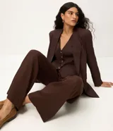 Pantalón de corte recto confeccionado en mezcla de viscosa y lino. Presenta cintura elástica con cordón ajustable y bolsillos laterales.