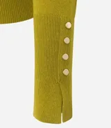 Suéter de punto ajustado con cuello redondo y manga larga. Presenta detalle de botones metalizados en los puños.