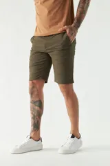 Bermuda tipo chino de gabardina con cierre de cremallera y botón, bolsillos laterales y traseros, y pasacintos en la cintura.