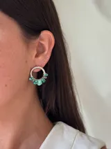 Aro plateado de 2 cm de diámetro con cuentas de vidrio facetadas en tonos verde agua y turquesa.