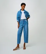 Pantalón de jean color azul con diseño carrot, cintura alta y calce holgado que se estrecha hacia los tobillos.