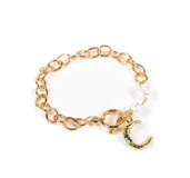 Pulsera dorada con eslabones gruesos, cierre marinero y dije de luna texturizada. Incluye detalle de perlas cultivadas.