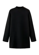 Vestido corto de punto en color negro, con cuello alto y manga larga. Presenta un diseño minimalista y ajustado.