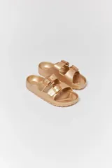 Sandalias de goma color dorado con doble tira y hebillas ajustables.