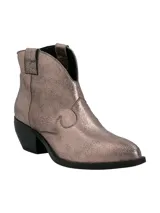 Botines de estilo western Hush Puppies, confeccionados en cuero metalizado color peltre. Presentan un diseño de caña baja con corte en V, costuras decorativas en el empeine y un taco cuadrado de altura media en color negro.
