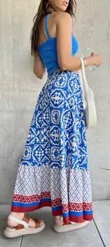 Falda larga de corte recto, con cintura elastizada y estampado de guardas geométricas en azul y blanco.