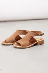 Sandalias de cuero marrón, con capellada ancha, tira de talón regulable con hebilla metálica y taco bajo con suela track.